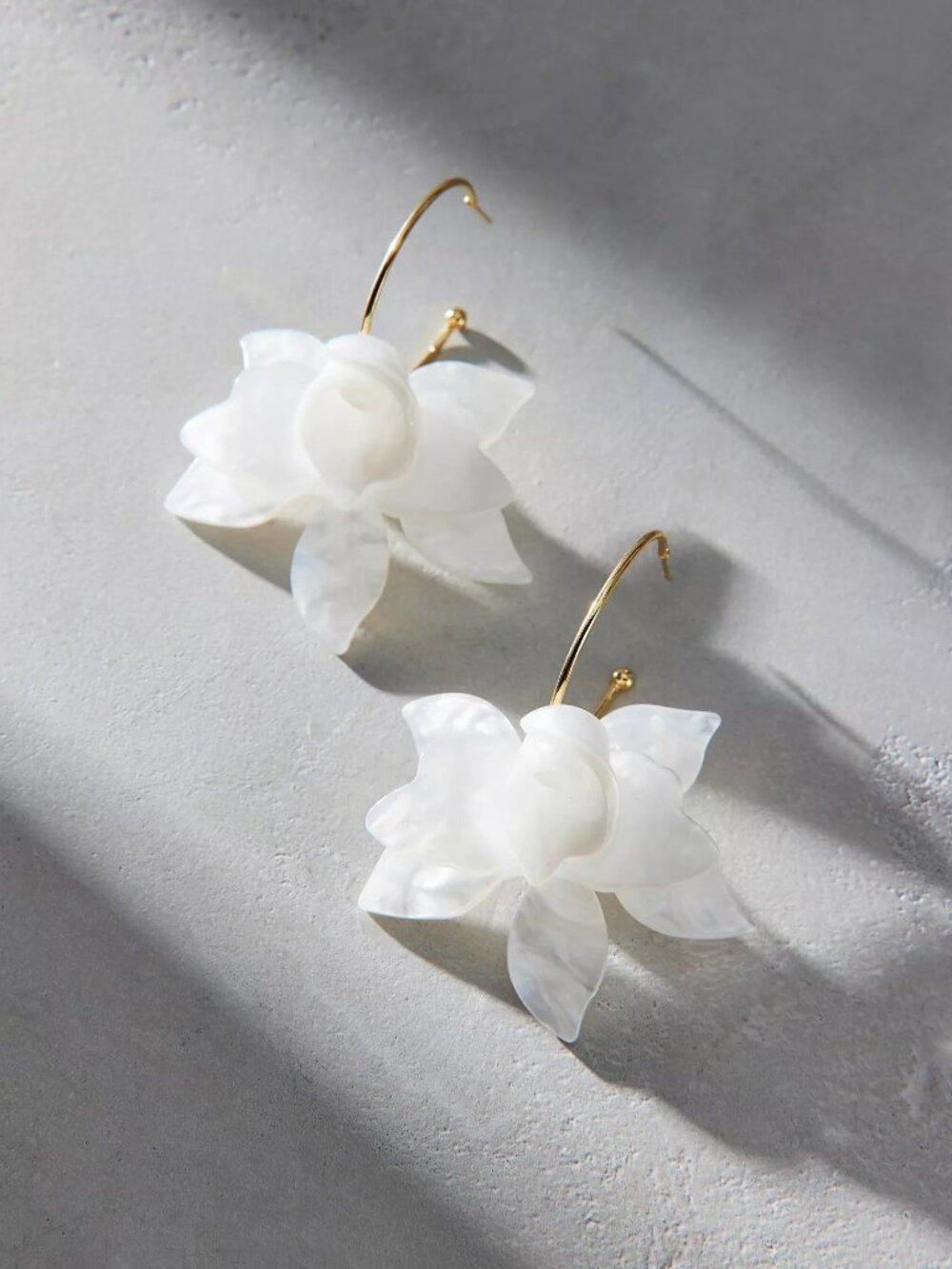 UO Juno Bloom Flower Hoop Earrings in Pearl